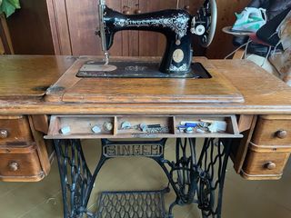 Máquina de coser Singer antigua de mesa