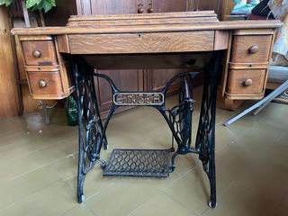 Máquina de coser Singer antigua de mesa
