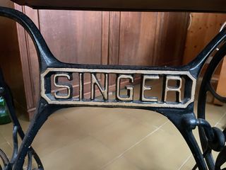Máquina de coser Singer antigua de mesa