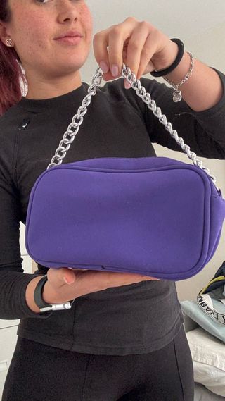 Bolso morado con cadena plateada