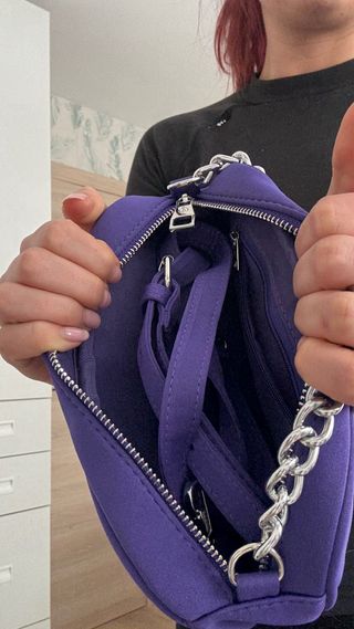 Bolso morado con cadena plateada