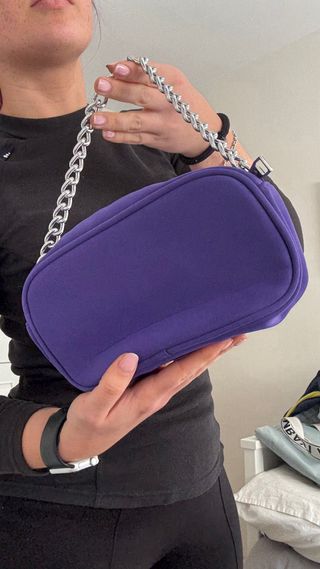 Bolso morado con cadena plateada