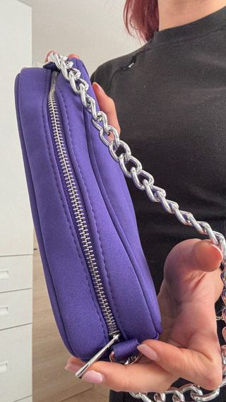Bolso morado con cadena plateada