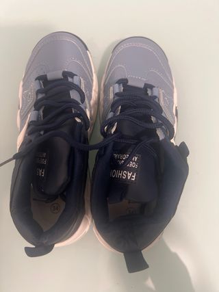 Zapatillas deportivas grises y negras talla 34
