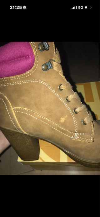 Botines marrones con detalles rosas