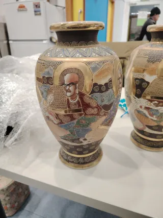 2 Jarrones Cerámica Dorados y Multicolor