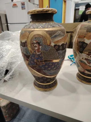 2 Jarrones Cerámica Dorados y Multicolor