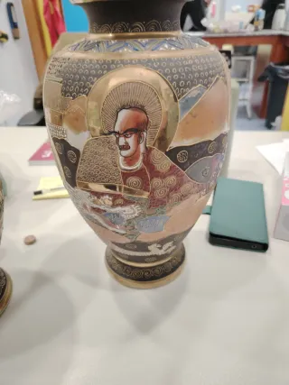 2 Jarrones Cerámica Dorados y Multicolor