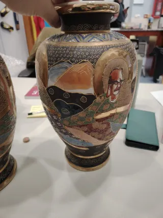 2 Jarrones Cerámica Dorados y Multicolor