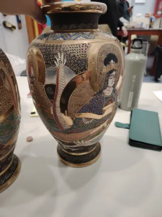 2 Jarrones Cerámica Dorados y Multicolor