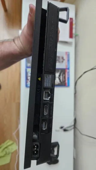 PS4 Slim 1TB Seminueva + Mando Original V2+4 Games