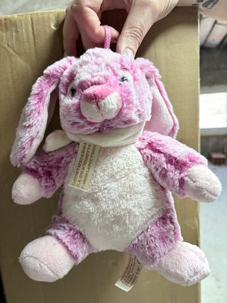 Conejo de peluche rosa