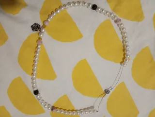 Collar de perlas con dijes