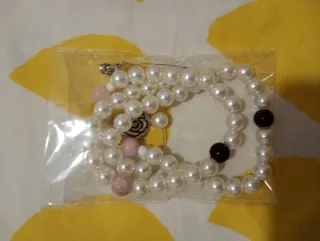 Collar de perlas con dijes