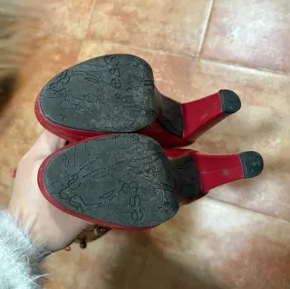 Botas altas rojas con adornos dorados