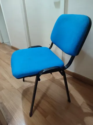 Silla de oficina azul y negra