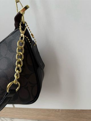 Bolso de hombro marrón con detalles dorados
