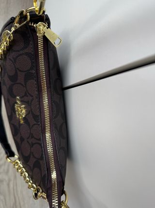 Bolso de hombro marrón con detalles dorados