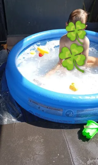 Piscina inflable azul y blanca