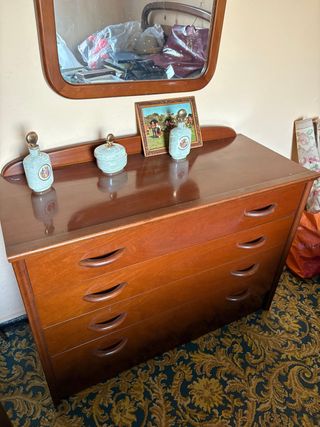 Cómoda de madera con espejo