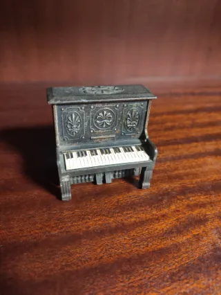 Sacapuntas antiguo piano