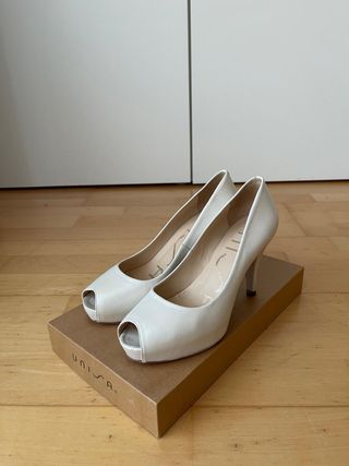Zapatos de tacón Unisa blancos peep toe