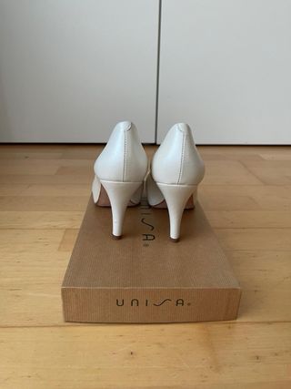 Zapatos de tacón Unisa blancos peep toe