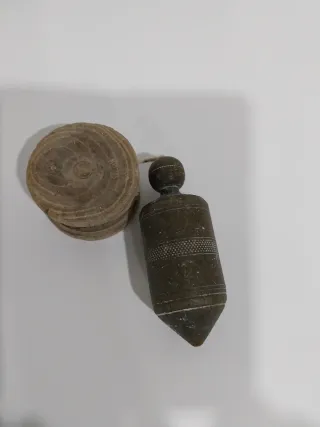 Plomada antigua de metal