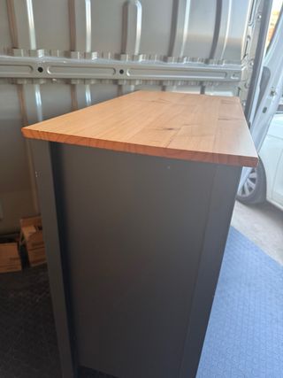 Cajonera gris con tapa de madera