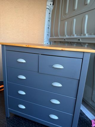 Cajonera gris con tapa de madera