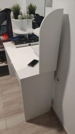 Tocador blanco con espejo