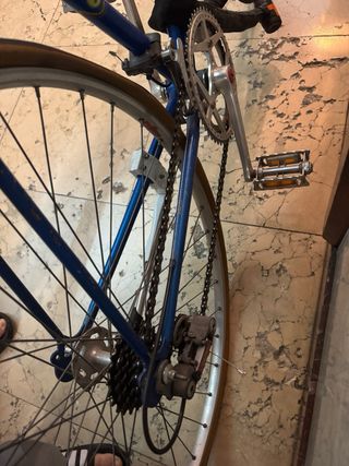 Bicicleta de carretera Gitane vintage azul