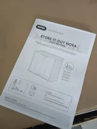 Cobertizo de jardín negro y gris