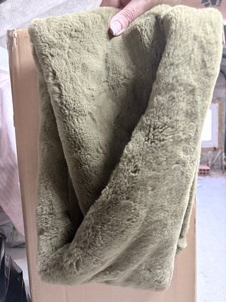 Bufanda verde oliva de pelo sintético