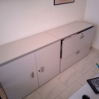 Armarios de oficina grises y blancos