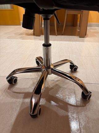 Silla de oficina ergonómica negra