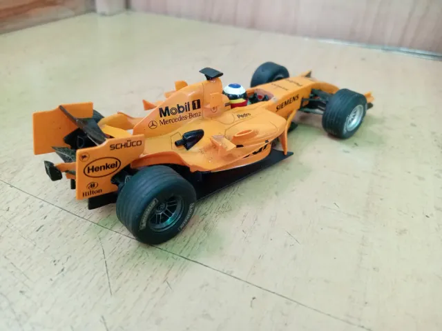 Scalextric F1 McLaren MP421 Pedro de la Rosa