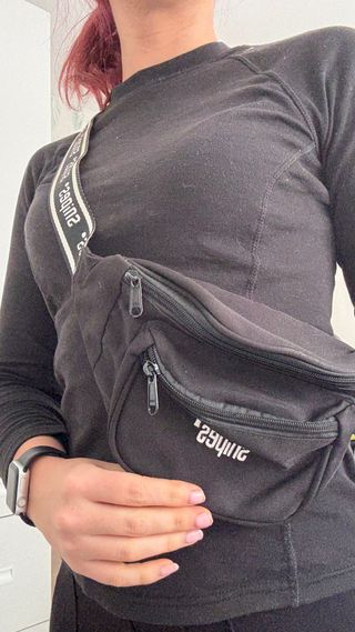 Bandolera negra con correa estampada