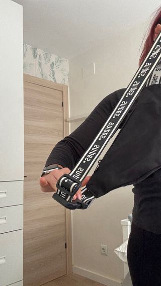 Bandolera negra con correa estampada