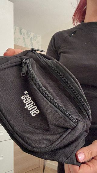 Bandolera negra con correa estampada