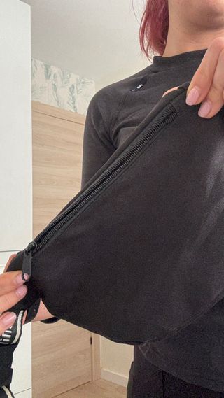 Bandolera negra con correa estampada