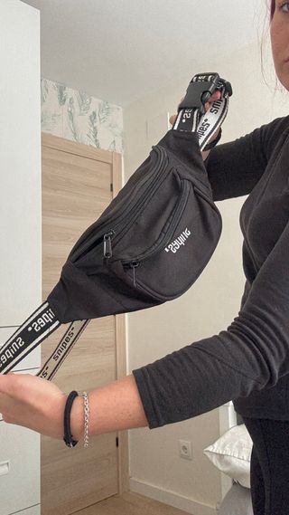 Bandolera negra con correa estampada