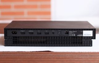 Xbox One X 1TB Incluye mando original negro.