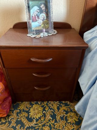 Mesita de noche de madera