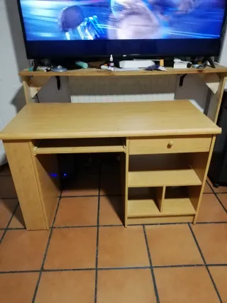 Escritorio de madera con cajón y estantes