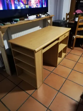 Escritorio de madera con cajón y estantes