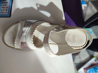Sandalias niña blancas y plateadas Dos puestas