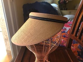 Visera beige con flor negra