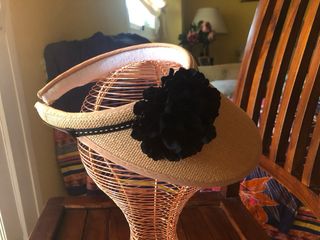 Visera beige con flor negra