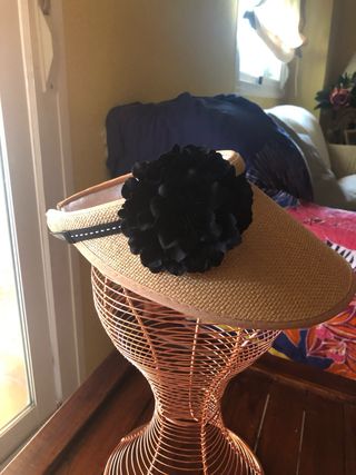 Visera beige con flor negra